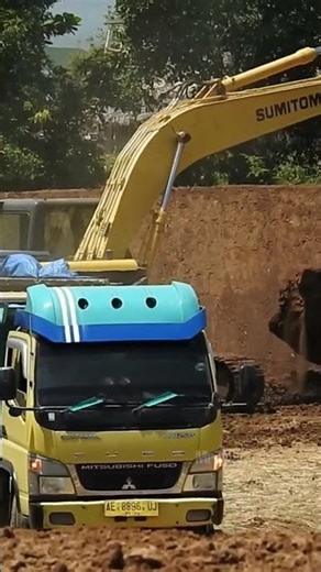 Sumitomo Excavator Overloading Dump Trucks #shorts #excavator #sumitomo #truck #excavation #digger