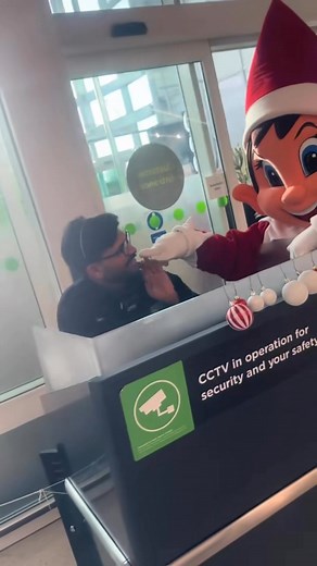 Did we say that coco is a cheeky and mischievous? This security guard found out just how cheeky she is Do you have a Christmas party and want a visit with coco? Drop me a message #christmas #christmaself #CocoTheElf #naughtyelf #memories #bookingsavailable | Snapshotmascot