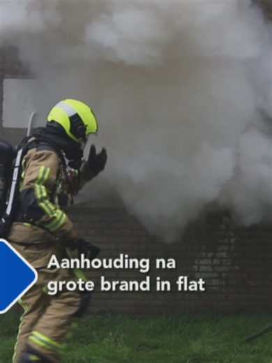 Na een grote brand aan de Zuidlarenstraat in Den Haag heeft de politie iemand aangehouden. Volgens Hof Wonen begon de brand in de kelderbox van een bewoner tegen wie al langere tijd juridische procedures lopen. Twee mensen zijn naar het ziekenhuis gebracht. #omroepwest #denhaag #brandweer #politie