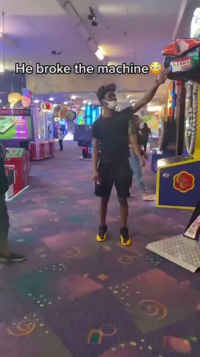 Super punch 🤣 (lasayless/IG) #punchmachine #punchingmachine #punchchallenge #foryou #arcadegames