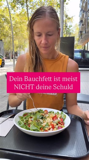 Florence Kriso | Keto & Fasten Coach 🥥 on Instagram: "Dein Bauchfett ist nicht deine Schuld!🫣 Viele denken: Bauchfett läge an zu wenig Disziplin, zu viel gegessen, zu wenig bewegt. Also muss ich einfach mehr Sport machen und weniger essen, damit es endlich weg geht 🤷‍♀️ Doch das ist nur die halbe Wahrheit. In Wahrheit ist Bauchfett oft hormonell bedingt – und genau deshalb so hartnäckig! ➡️ Cortisol,das Stresshormon sorgt dafür, dass dein Körper Energie speichert. Und zwar bevorzugt am Bauch.