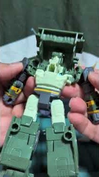 雰囲気的にきっとこの車マニュアル車だよね！四輪駆動の車から運ばこしいロボットに変身！変形のしやすさと遊びやすさが良いね！トランスフォーマー TS-26 ハウンド MTMTEコレクション