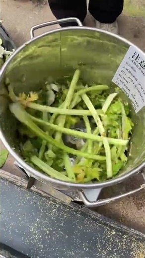 Smart Farming Trick: Feed Chopper for Chickens, Ducks & Geese#SmartFarmingTips #RuralFarming