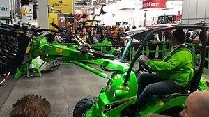 Der Avant e6 auf der Agritechnica. Der lader verfügt über einen Lithium Ionen Akku, was den Memoryeffekt verhindert. in einer Stunde ist er aufgeladen und kann dann 6 Stunden fahren. er hebt 900 kg auf 2,8 m. | top agrar