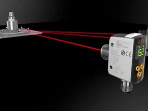 激光测距传感器是一种测量物体距离的装置，利用激光束反射回来的时间来测量距离。它的工作原理是发射一个极短的光脉冲，这个光脉冲将在空气中传播并伸展出去，直到它遇到一个反射表面，例如墙壁、物体表面等等。当光脉冲被反射回来的时候，传感器就会计算光脉冲的传播时间并将其转换为一个距离的测量值。#激光测距传感