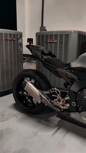 The Yamaha YZF-R1 isn’t just a motorcycle… it’s pure superbike art!