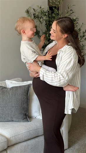 𝐍𝐚𝐞𝐦𝐲 𝐊𝐥𝐚𝐬𝐬𝐞𝐧 | 𝐌𝐨𝐭𝐡𝐞𝐫𝐡𝐨𝐨𝐝 on Instagram: "Moms who can relate ? Today was one of those moments. One child was sick, the other one teething. Both crying. Both needing me. When I put one down to help the other, it felt like I was neglecting someone — no matter what I did, it felt like nothing was good enough. All they both wanted was to be in my arms. And that feeling of helplessness… it honestly broke my heart. But in the middle of the chaos, God gave me a deep, unexplainabl