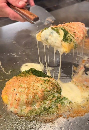 鉄板上で焼き上げる明太チーズオムレツ！ 【BY THE WAY】 @東京：自由が丘駅から4分 卵液とチェダーチーズを混ぜてふわふわオムレツを完成させた後に明太マヨで仕上げる逸品！ 炙りチーズ特有の香ばしさも漂ってたまらない！ 鉄板チーズオムレツは880円 明太子マヨネーズとデミグラスの2種から選べます！ ⏰17:00〜4:00 ※日祝は15:00〜23:30 🏪不定休 📍東京都目黒区自由が丘1-26-20 笹川ビル 2F #東京グルメ #japanfood #tiktokfood