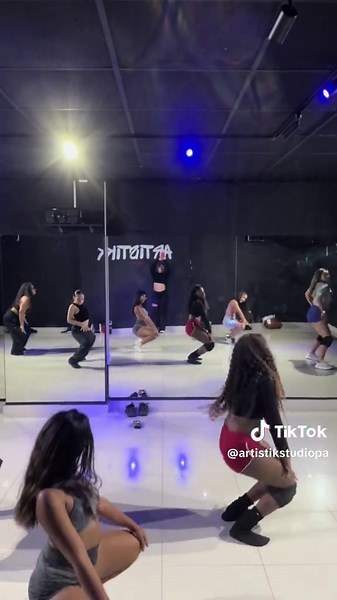 Nuestras clases de BOOTY DANCE 🍑 SE VEN ASIIIIIII🤪🤪🔥 Y tu que esperas para Unirte a las clases? Contáctanos 📲6562-1361 #fyp #dancehall #clasesdebaileenpanama
