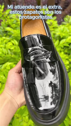 Mocasines gruesos de charol negro con hebilla horsebit para hombre #mocasineshombre #calzadodecharol #zapatosnegros #horsebit #plataforma