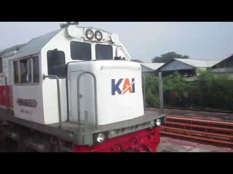 KERETA MEWAH COKELAT I Kereta Api Java Priority Mengguncang Stasiun Kedung Gedeh