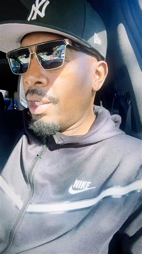 #BreakingNews #dwighthoward got the interview on fire!!! Don’t know all the details but somebody named “KITTY” know all the answers….. 😂😂😂😂…. We all a little “FREAKY” but this “NEW FREAKY” ????? Way outside my pay grade!!! On Gawd!! 😂😂😂 @billbellamy l#legend #comedy #basketball #nba | Bill Bellamy