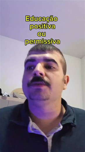 Muitos pais acreditam que educação positiva significa dizer “sim” para tudo, evitar qualquer tipo de frustração ou nunca impor limites. Mas, na prática, isso acaba se aproximando muito mais de uma criação permissiva do que de uma educação saudável. A educação positiva não é ausência de regras, e sim a presença de limites claros, firmes e explicados com respeito. Ela busca ensinar, não apenas agradar. Quando os limites somem, a criança pode até se sentir momentaneamente confortável, mas perde a r