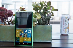 Quick shot: Windows 10 Mobile's new one-handed split screen feature