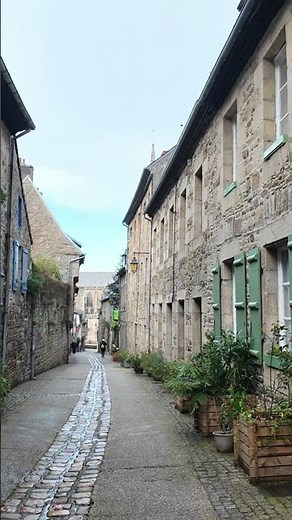 Visit Tréguier in Brittany | Cathedral, aqueduct and historic center
