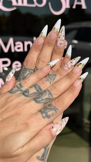 ✨ Do you know the Gel X system? ✨ Have you discovered its benefits yet? 💅 Gel X benefits: ✔️ Lightweight and comfortable nails ✔️ Less damage to the natural nail ✔️ Natural, flawless finish ✔️ Long-lasting results ✔️ Perfect for detailed, trendy nail art And when it comes to trends… 😍 More nail art and stiletto nails are definitely our favorites this year 🔥 Bold, elegant, and made to stand out. Ready to upgrade your nails? Book your appointment and let your nails do the talking ✨💖 By: Romina