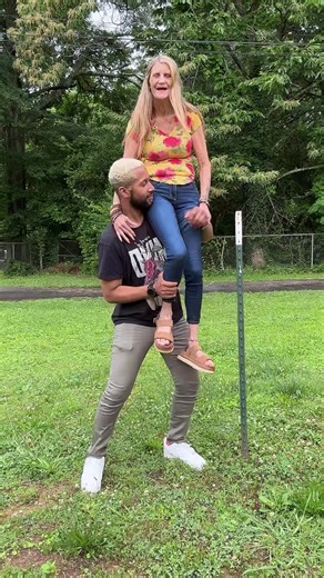 He hasn’t put me on his shoulders since last night 🥰 | Cute Couple
