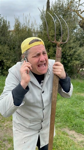 290K views · 2.3K reactions | Mi senti? Non ti sento! - #MISENTI #nonmisenti #contadino #contadinoaltelefono | Manicomio TV | Facebook