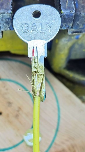 1.5M views · 4.8K reactions | Smart idea using the key. #fblifestyle #fblifestyle | Ideas & Tricks أفكار و حيل | Facebook