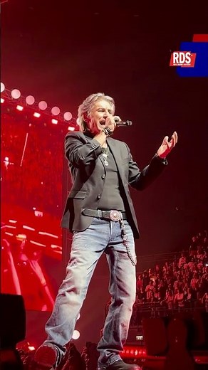 Ligabue canta Certe Notti live all’Arena Santa Giulia di Milano: il live dall’Unipol Dome