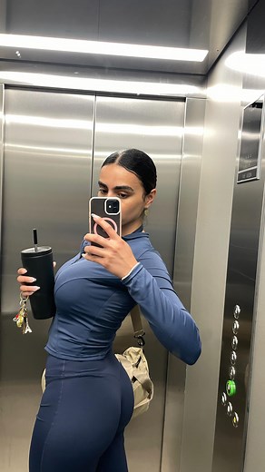 Cargar peso que no puedes controlar no te da resultados. Estudios muestran que el tiempo bajo tensión y la activación muscular correcta son más importantes para hipertrofia que solo levantar pesado con mala técnica. Yo lo hacía porque pensaba que más peso = más resultados. Pero estaba moviendo peso sin realmente estimular el músculo. La técnica correcta con peso que puedes controlar construye más músculo que cargar pesado sin conexión mente-músculo. Enfócate en sentir el músculo trabajando, domi