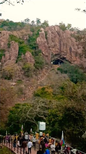Chhattisgarh aur Maharashtra ke beechKachargad ki pavitra gufa ⛰️Rassi pakadkar chadhai, aastha