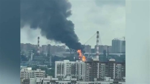 Attacco di droni ucraini su Mosca, colpita una raffineria: il video delle fiamme