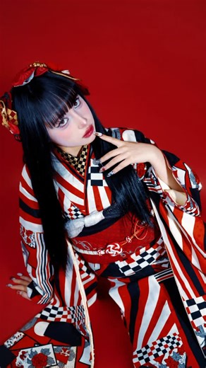 ゆめﾁｬﾝ様🐰 on Instagram: "成人式は、2024年の紅白で椎名林檎さんが着用されていた振袖を纏いました✿ #成人式 #05 #fyp ⁡ camera▶︎ @7n_camera Assistant＆designer（headpiece）▶︎ @ha_mom0"