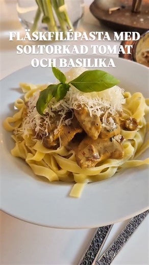 Fanny Hammar on Instagram: "FLÄSKFILÉPASTA MED SOLTORKAD TOMAT OCH BASILIKA Enkel, snabblagad och riktigt god pasta! Passar perfekt i matlådan, om det mot förmodan blir något över. 1 fläskfilé, ca 500 g. Putsad och skivad 2 vitlöksklyftor, skivade 150 g soltorkade tomater, grovt hackade (en liten burk, låt oljan rinna av! Totalvikt på burken är ca 200 g). 1/2 kruka basilika, skivade blad 2 dl grädde 2 dl crème fraiche smör att steka i salt och malen vitpeppar Bryn fläskfilén i omgångar, salta oc