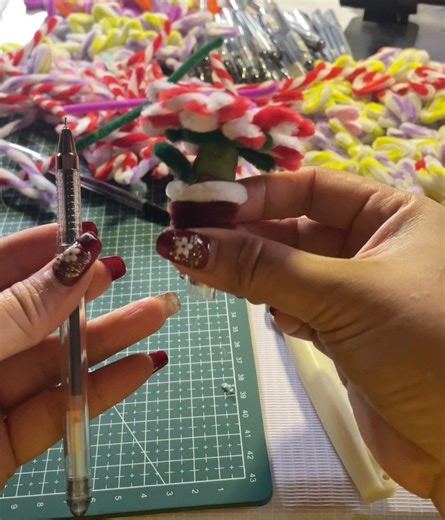 12K views · 83 reactions | Flower Pen Tutorial Part 1 #bubblesstitchesandblooms #milethskiloves #fuzzywirecrafts #jingle #flowerpen | Mileth Manio Dela Peña | Facebook
