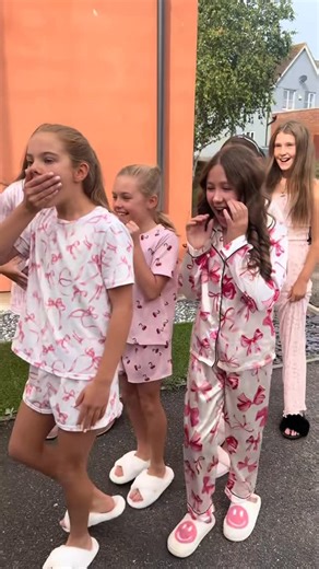 Little Love’s Pamper Bus on Instagram: "POV: You book Little Love’s Pamper Bus 💅💕 #littlelovespamperbus #essexmums #pamperparty #pamperbus #luxurykidsparties #vantransformation #essexpamperparties #essexkidsparties #vanbuild #pamperbusessex"