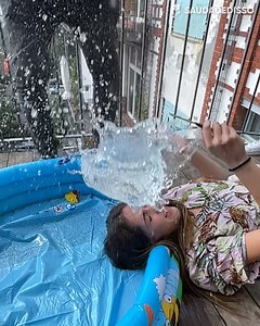 O desafio que vocês TEM que fazer com os amigos ou a família no próximo churrasco haha 🤣 Vocês conseguem imaginar a tensão, toda hora pensando que vai explodir? 😍 Siga Saudade Disso para mais vídeos nostálgicos e divertidos! | Saudade Disso