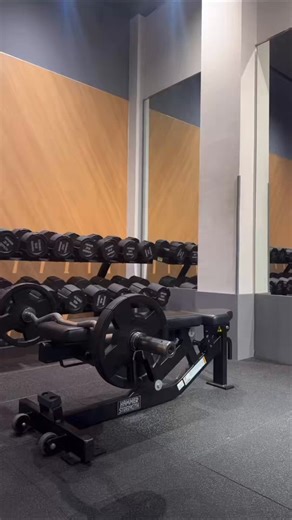 ジムで撮影中、裸でポージングしてるオッサンがいた多分60歳くらいのフィジーカージムは裸、禁止女性がいるのにやってる俺はスタッフと仲が良くてスタッフとの間で話題になってたスタッフは、そのオッサンに注意のメールを送ったらしいけど、今日またやってた裸になる＋そいつは声もうるさくて色んなマシーンをローテーションで使いまくってるマナーが悪すぎる前から、目をつぶってたけど今日発散しました#筋トレ #エニタイム