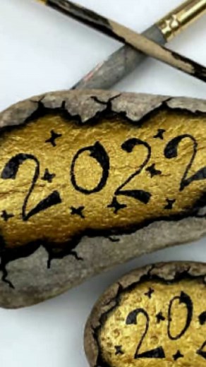 Update the year and paint a few of these fun broken rock designs! #rockpainting #newyearcraft #rp101 #paintedrock #paintedstone #stonepainting #rockpaintingtutorials #rockpaintingdesign | Rock Painting 101