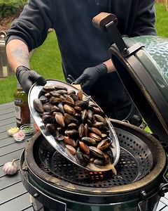 2.6M views · 15K reactions | Moules frites flambées estivales ! Un barbecue, des herbes, des poivrons, des patates, des moules et du pastis. Tous les ingrédients sont réunis pour passer une belle soirée ensoleillée  | Chefclub | Facebook