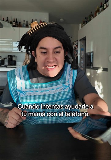 Cuando le enseñas a usar el cel a tu mamá 😂 #marioaguilar #comedia | mario aguilar
