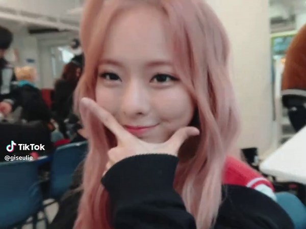 Loona Kpop Edits: Wongkahei & Vivi in GIFs