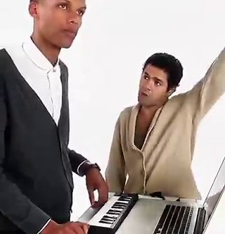 POV: Tu t'appelles Guillaume, 26 ans, BTS MUC spé sangria et tu découvres Claude Code.Y'a 6 mois t'étais encore Business Developer dans une boîte du CAC40.Le mec qui "ramène le chiffre" mais que personne n'écoute.Les clients t'appellent par ton prénom et t'envoient des vocaux WhatsApp à 22h parce qu'ils ont confiance en toi et pas en Maxime le Product Manager qui débarque en réunion sous polaire Patagonia pour parler de "sprints" alors que le client veut juste que le putain de bouton marche.T'as