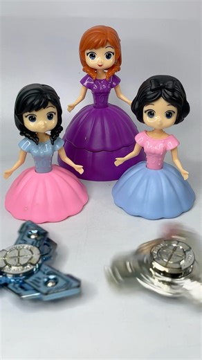 Disney Princess Costume Funny Fidget Spinning! 😵‍💫