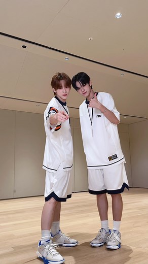 Guess the dance with footsteps👣 #SHINYU #신유 #DOHOON #도훈 #TWS #투어스 #hey_hey #NewMusic