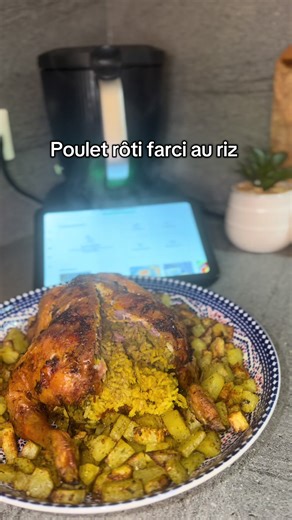 Tu veux un poulet rôti farci au riz bien moelleux et parfumé ? 🍗😍 Regarde cette recette facile à la maison ! 🍗 Préparation du riz • 1 verre de riz • 1 verre et demi d’eau • Sel, poivre, curcuma, cannelle, feuille de laurier et un peu d’huile 👉 Je cuis le riz 15 minutes haute pression au Cookeo. 🌿 Marinade du poulet Je mixe coriandre, ail, sel, poivre, curcuma, gingembre, huile d’olive et 1 c. à s. de harissa 🌶️ Je marine bien le poulet pour qu’il soit super parfumé. 🥣 Farce Je mets le riz
