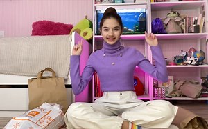 可爱乌克兰女孩Danatar展示她的东西