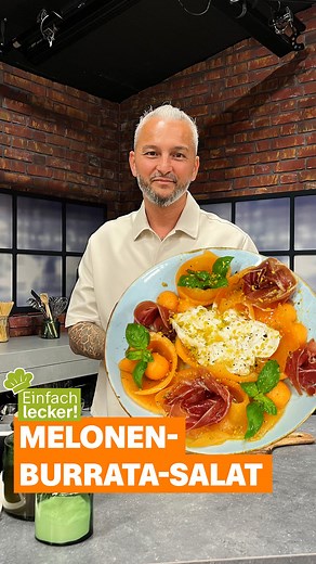 ZDF-Fernsehgarten on Instagram: "🧡 Melone trifft Burrata! @kitchenachim​ zeigt euch, wie ihr mit wenigen Zutaten einen frische Beilage zaubert, die nach Urlaub schmeckt. ☀️ Zutaten: 1 Burrata 1/2 Cantaloupe-Melone 3-4 Scheiben Serrano Schinken 1 Handvoll Basilikum-Blätter Olivenöl Weißer Balsamico Honig Salz und Pfeffer Die halbe Melone entkernen, mit einem Eislöffel das Fruchtfleisch rausholen und auf einem Teller anrichten. Die Burrata auf die Melone setzen und etwas auseinander zupfen. Den S