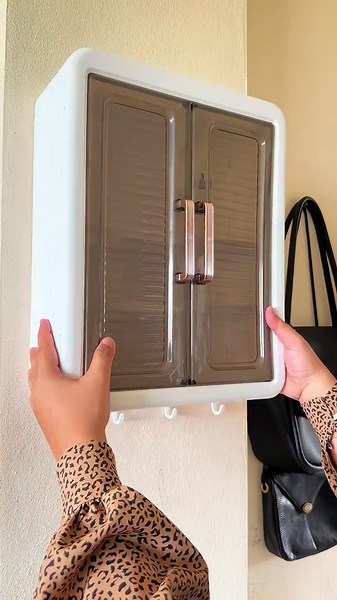 ประตูบานคู่แบบแขวนผนัง ดีไซน์มินิมอล ทนความชื้นสูง ดูแลรักษาง่าย!