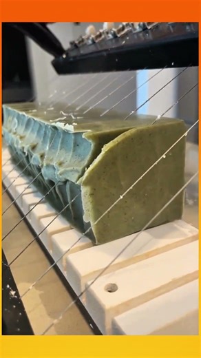 Cutting jelly neatly using a string knife, creating smooth, clean slices with a satisfying finish. 🍮