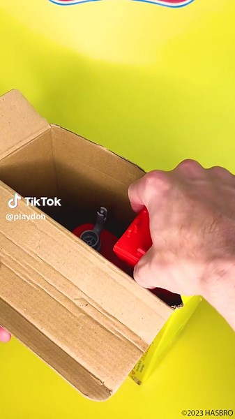 Mix up your Play-Doh creations with the magical mixer! Let’s pretend to bake some creations for Autumn…Play-Doh pumpkin pie and apple donuts anyone? #playdohcrafts #playdoh #childhoodtoys #playdohparents