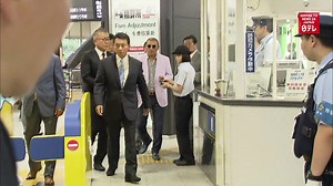 A yakuza boss is harassed by a rival faction’s autograph-seekers in Kobe, western Japan. | Nippon TV News24 Japan