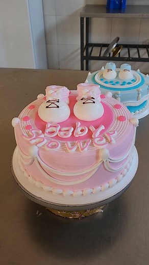 Como decorar un pastel para baby shower sencillo con crema chantilly | 2 ideas para decorar pasteles de Baby Shower con crema #cakeideas #babyshowercake | El mundo de la pasteleria