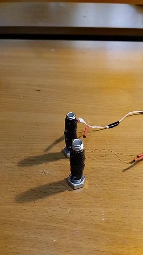 Rotating magnetic field of two bolts | World of physics