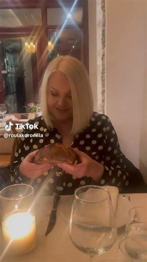 Η Ρούλα Κορομηλά τρώει ψωμί